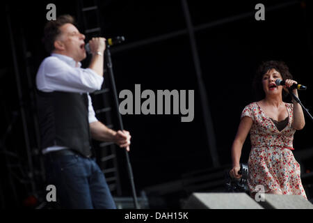 Balado, Kinross, Scotland, UK, Samedi 13 Juillet, 2013.Ricky Ross et Lorraine McIntosh de Deacon Blue jouant la scène principale à T in the Park 2013, le festival de musique de trois jours est maintenant à sa 20e année. Credit : drew farrell/Alamy Live News Banque D'Images