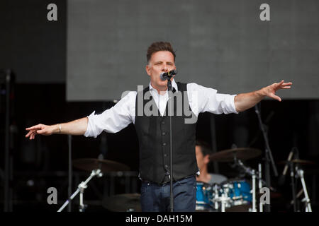 Balado, Kinross, Scotland, UK, Samedi 13 Juillet, 2013.Ricky Ross de Deacon Blue jouant la scène principale à T in the Park 2013, le festival de musique de trois jours est maintenant à sa 20e année. Credit : drew farrell/Alamy Live News Banque D'Images