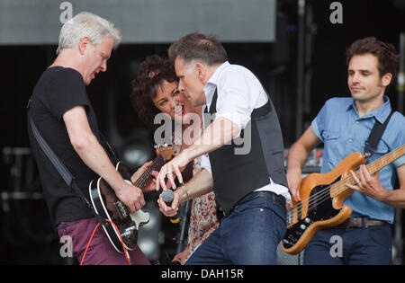 Balado, Kinross, Scotland, UK, Samedi 13 Juillet, 2013.Ricky Ross (chemise blanche )et Lorraine McIntosh de Deacon Blue jouant la scène principale à T in the Park 2013, le festival de musique de trois jours est maintenant à sa 20e année. Credit : drew farrell/Alamy Live News Banque D'Images