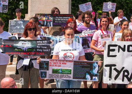 Londres, Royaume-Uni. 13 juillet 2013. Cadre de la lutte contre la foule de BSL amoureux des chiens participant à la protestation contre une législation spécifique pour la race qu'on appelle les chiens dangereux. Crédit : Paul Davey/Alamy Live News Banque D'Images