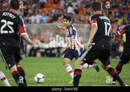 Washington DC, USA. 12 juillet 2013. Washington DC RFK Stadium Football Match amical entre le D.C. United et le Chivas de Guadalajara. Chivas Edgar Ivan Solis (30) compose pour un autre jeu. Banque D'Images