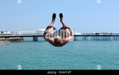 Brighton UK 13 Juillet 2013 - Les jeunes hommes sautant désactivation ou comme il est connu à partir d'un épi à la mer sur la plage de Brighton aujourd'hui que la canicule a continué avec elle devrait atteindre les températures les plus chaudes de l'année jusqu'à présent. Les patrouilles de police et la plage toujours mettre en garde contre les dangers de leur désactivation a eu beaucoup d'accidents et de blessures au cours des dernières années, photographie prise par Simon Dack/Alamy Live News Banque D'Images