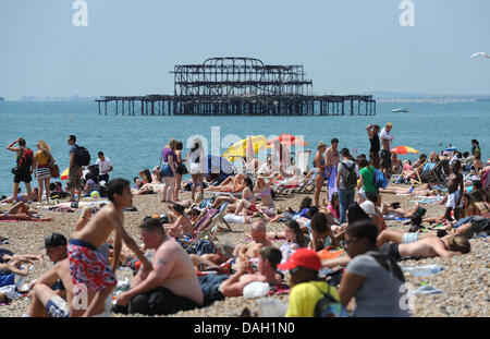 Brighton UK 13 Juillet 2013 - La plage de Brighton est absolument emballé avec les foules aujourd'hui comme la canicule au Royaume-uni continue photographie prise par Simon Dack/Alamy Live News Banque D'Images