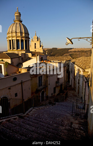 La cathédrale de San Giorgio, Saint George, dans la ville baroque de Ragusa Ibla, Sicile, Sicile, Italie, Italia Banque D'Images