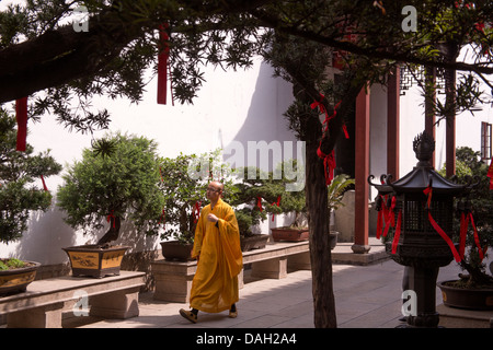 Monk walking in cour de temple du Bouddha de Jade à Shanghai Chine Banque D'Images