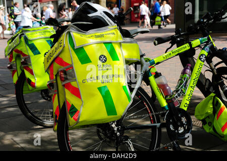 13 juillet 2013 Nottingham.Avec les températures monteront à 30 degrés celsius selon le meilleur jour de l'année jusqu'à présent,St John Ambulance Réponse du cycle de l'appareil est prêt pour une urgence médicale, notamment liés à la chaleur. Banque D'Images