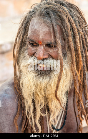 Sadhu hindou, saint homme, en pèlerinage à la ville sainte de Pushkar, Rajasthan, Inde. Banque D'Images