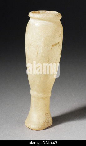 Cet élégant vase en porcelaine fine présente un motif fleuri délicat. Il met en valeur le savoir-faire artisanal et l'art décoratif de la céramique d'Asie de l'est, avec des techniques complexes de peinture et de vitrage qui mettent en valeur la beauté de la nature. Banque D'Images