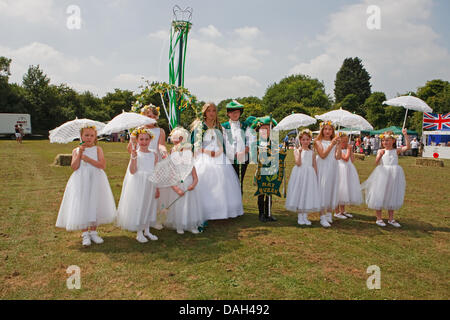 UK, AT Loanhead, 13 juillet 2013, les foules affluent pour Kermesse en at Loanhead le temps chaud pour voir la reine peut danser autour du pôle mai Crédit : Keith Larby/Alamy Live News Banque D'Images