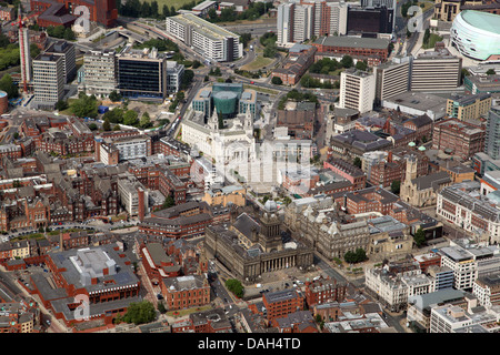 Vue aérienne du centre-ville de Leeds à au nord à travers le Headrow en direction de l'hôtel de ville et Quartier civique Banque D'Images