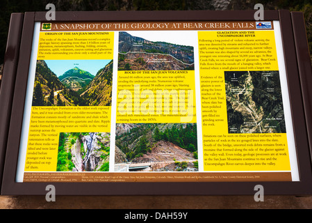 Panneau d'interprétation à Bear Creek Falls, Uncompahgre National Forest, Colorado USA Banque D'Images