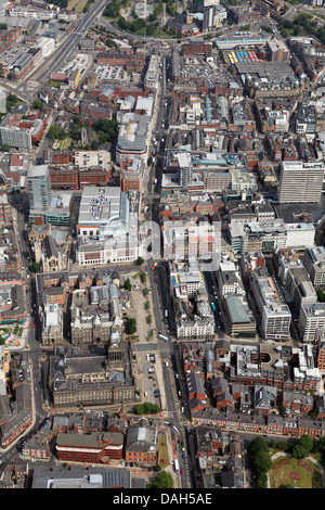 Vue aérienne du centre-ville de Leeds jusqu'à Headrow et Eastgate vers St Peters Square, Quarry Hill Banque D'Images