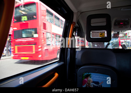 Vue de l'intérieur du taxi à la London red bus allant par. Banque D'Images