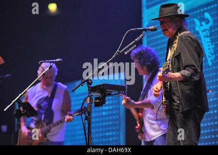 Cologne, Allemagne. 12 juillet, 2013. Musicien Neil Young est sur scène avec son groupe 'Crazy Horse' lors d'un concert à Cologne, Allemagne, 12 juillet 2013. Photo : HENNING KAISER/dpa/Alamy Live News Banque D'Images