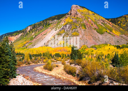 La couleur de l'automne le long du ruisseau de minéraux sous Red Mountain Pass, San Juan National Forest, Colorado USA Banque D'Images