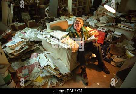 L'artiste John Wells dans son studio de Cornouailles. FILM rapide utilisé. Banque D'Images