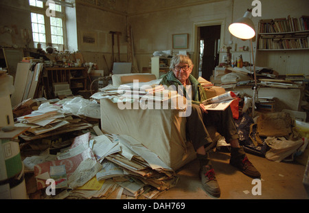 L'artiste John Wells dans son studio de Cornouailles. FILM rapide utilisé. Banque D'Images