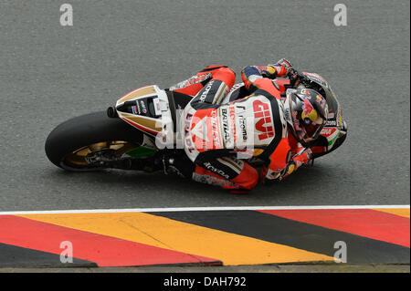 Oberlungwitz, Allemagne. 13 juillet 2013. Stefan Bradl (LCR Honda Moto GP) pendant les séances de qualification au circuit du Sachsenring Crédit : Gaetano Piazzolla/Alamy Live News Banque D'Images