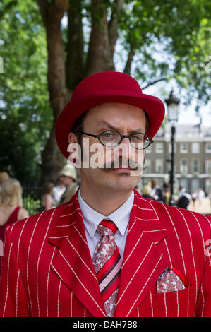 Londres, Royaume-Uni. 13 juillet 2013. Un gentleman attendent d'entrer Bedford Gardens pour le début de l'Olympiade Chaps. Alamy Live News. Photographe : Gordon 1928/Alamy Live News Banque D'Images