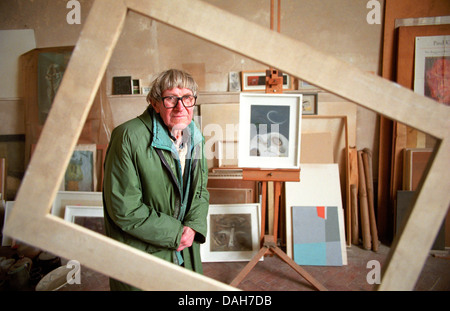 L'artiste John Wells dans son studio de Cornouailles. FILM rapide utilisé. Banque D'Images