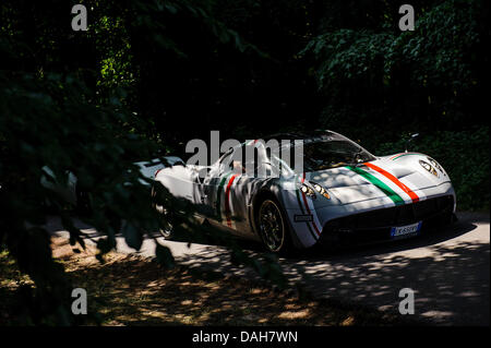 Chichester, UK. 13 juillet 2013. Une Pagani Huyara fait son chemin à travers les arbres pendant la journée 2 de la 2013 Goodwood Festival of Speed dans le parc de Goodwood House. Credit : Action Plus Sport Images/Alamy Live News Banque D'Images