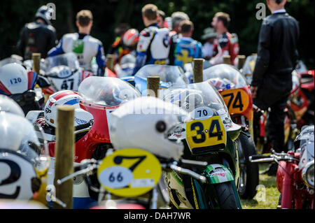 Chichester, UK. 13 juillet 2013. Motocyclettes parqués dans l'enclos haut devant les spectateurs après s'exécute jusqu'à la colline au cours de la deuxième journée de l'édition 2013 du Goodwood Festival of Speed dans le parc de Goodwood House. Credit : Action Plus Sport Images/Alamy Live News Banque D'Images