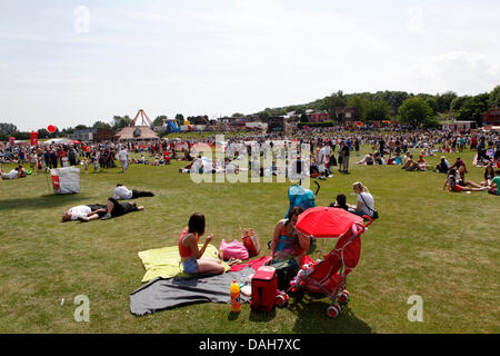 Durham, Royaume-Uni. 13 juillet 2013. Les gens profiter du soleil à la 129e Gala à mineurs de Durham Durham, Angleterre. Les gens s'assoient sur l'herbe du terrain de cricket. Credit : whyeyephotography.com/Alamy Live News Banque D'Images