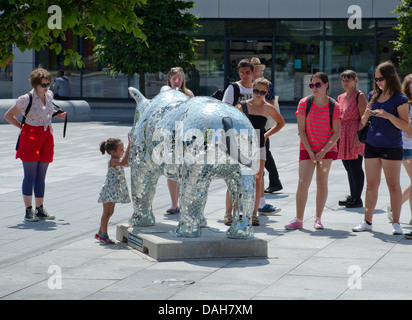 La faune Marwell apporte Go ! Les rhinocéros, une masse de classe mondiale, l'événement d'art public dans les rues et parcs de Southampton. Banque D'Images