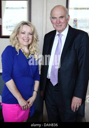 Chesterfield, Royaume-Uni. 13 juillet 2013. Secrétaire d'entreprise, Vince Cable Midlands adresses des dirigeants à 'Midlands Dîner de Gala', Proact Stadium, Chesterfield, Derbyshire, Royaume-Uni. .Lib Dem. PPC pour Chesterfield, Julia Cambridge et Rt. L'honorable Dr Vince Cable MP Crédit : Deborah Vernon/Alamy Live News Banque D'Images