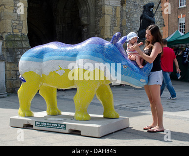 La faune Marwell apporte Go ! Les rhinocéros, une masse de classe mondiale, l'événement d'art public dans les rues et parcs de Southampton. Banque D'Images