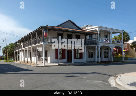 Ancienne gloire et survécu à deux étages des bâtiments avec de larges vérandas sur le coin de la 2e et C rue Cedar Key, en Floride. Banque D'Images