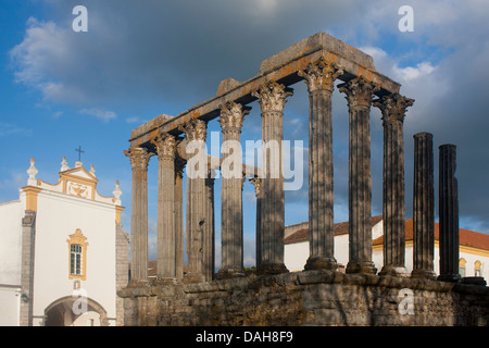 Évora temple de Diana Temple Romain et église Convento dos Loios Evora Portugal Alentejo au coucher du soleil Banque D'Images