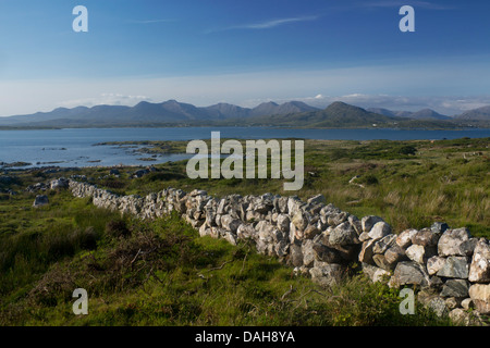 Connemara Vue sur Bertraghboy Bay vers 12 broches / Twelve Bens mountains Co Galway Irlande République d'Irlande Banque D'Images