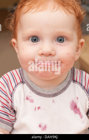 Portrait de bébé drôle avec visage sale après avoir mangé Banque D'Images