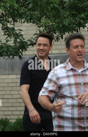 Dedham, Massachusetts. Robert Downey Jr et un assistant de marche sur l'ensemble de la 'juge' dans la région de Dedham, Massachusetts le 12 juillet 2013 Crédit : Susan Pease/Alamy Live News Banque D'Images