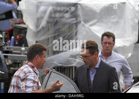 Dedham, Massachusetts. Robert Downey Jr parle avec un assistant lors de l'obtention dans une voiture sur l'ensemble de la 'juge' dans la région de Dedham, Massachusetts, le 12 juillet 2013 Crédit : Susan Pease/Alamy Live News Banque D'Images