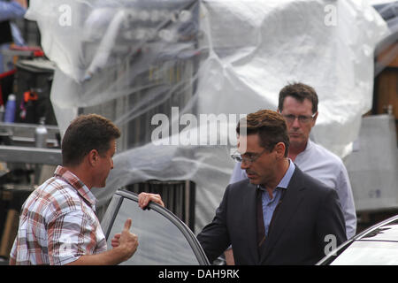 Dedham, Massachusetts. Robert Downey Jr parle avec un assistant lors de l'obtention dans une voiture sur l'ensemble de la 'juge' dans la région de Dedham, Massachusetts, le 12 juillet 2013 Crédit : Susan Pease/Alamy Live News Banque D'Images