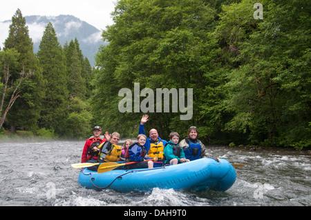 Famille bénéficiant d'un voyage de rafting sur la rivière McKenzie dans l'Oregon Banque D'Images