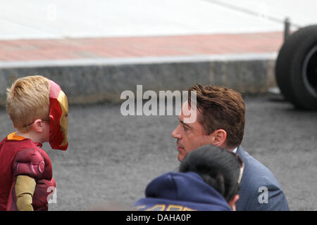 Dedham, Massachusetts. Robert Downey Jr parle à un garçon dans un costume de 'l'homme de fer' sur l'ensemble de la 'juge' dans la région de Dedham, Massachusetts, le 12 juillet 2013 Crédit : Susan Pease/Alamy Live News Banque D'Images