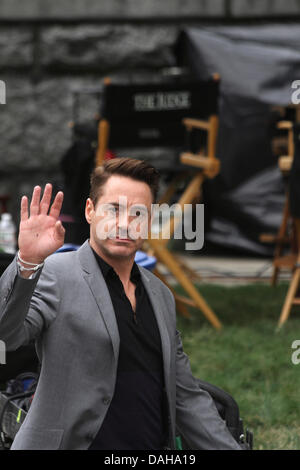 Dedham, Massachusetts. Robert Downey Jr signe fans sur l'ensemble de la 'juge' dans la région de Dedham, Massachusetts, le 12 juillet 2013 Crédit : Susan Pease/Alamy Live News Banque D'Images