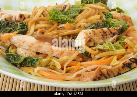 Chow mein au poulet avec légumes Banque D'Images