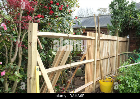 Une nouvelle clôture en bois en cours de construction Banque D'Images