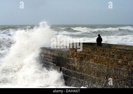 Un seul chiffre donne sur la mer au cours d'une tempête. Banque D'Images