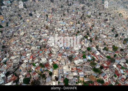 Vue aérienne des bâtiments endommagés à la suite d'un séisme de magnitude 7,0 qui a tué 220 000 personnes, 16 mars 2010 à Port-au-Prince, Haïti. Banque D'Images