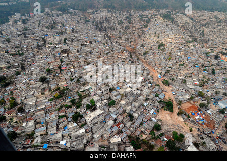 Vue aérienne des bâtiments endommagés à la suite d'un séisme de magnitude 7,0 qui a tué 220 000 personnes, 16 mars 2010 à Port-au-Prince, Haïti. Banque D'Images