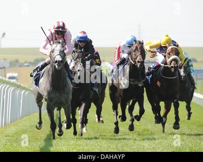 Newmarket, Suffolk, UK. Le 13 juillet, 2013. La force létale (no. 4, à l'extrême gauche)), monté par Adam Kirby et formés par Clive Cox, remporte la Coupe du 1er juillet groupe pendant trois ans et au-dessus le 13 juillet 2013 à l'Hippodrome de Newmarket à Newmarket, Suffolk, Royaume-Uni. Credit : Bob Mayberger ZUMAPRESS.com/Alamy/Eclipse/Live News Banque D'Images