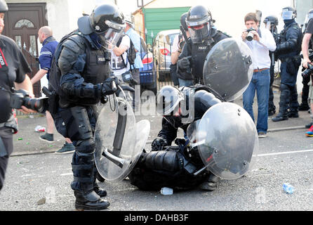 Belfast, Royaume-Uni. 12 juillet, 2013. Un total de 32 policiers ont été blessés dans ce que l'agent en chef Matt Baggott décrit comme 'shocking et scandaleux" la violence, y compris la tête, les yeux et les blessures de la jambe. 400 autres étaient des renforts provenant de la Grande-Bretagne. Crédit : andrew chittock/Alamy Live News Banque D'Images