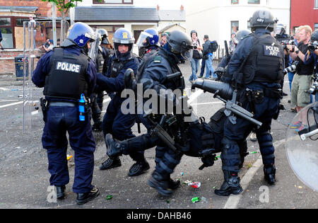 Belfast, Royaume-Uni. 12 juillet, 2013. Un total de 32 policiers ont été blessés dans ce que l'agent en chef Matt Baggott décrit comme 'shocking et scandaleux" la violence, y compris la tête, les yeux et les blessures de la jambe. 400 autres étaient des renforts provenant de la Grande-Bretagne. Crédit : andrew chittock/Alamy Live News Banque D'Images