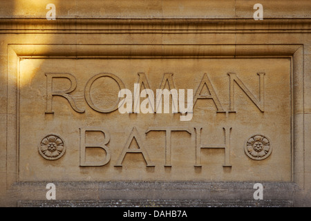 Strone bain romain sculpté panneau dans la ville de Bath, Somerset, Angleterre Banque D'Images