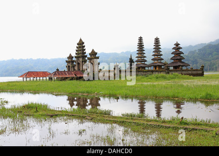 Pegubugan, généralement connu comme Gubug Temple sur la rive du lac Tamblingan, Munduk Village. Bali, Indonésie. Banque D'Images